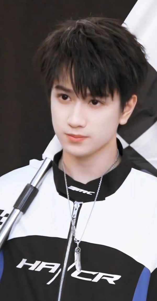 敖子逸：从练习生到全能明星的成长之路