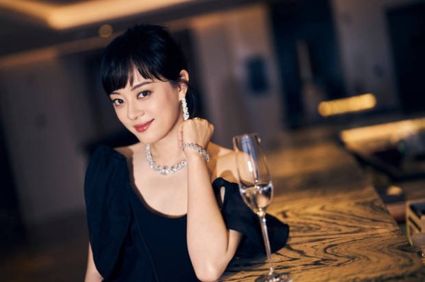 孙俪摩登精致。