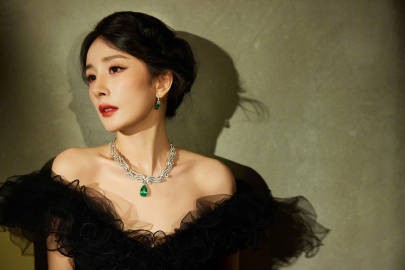 杨幂脖戴绿宝石项链。