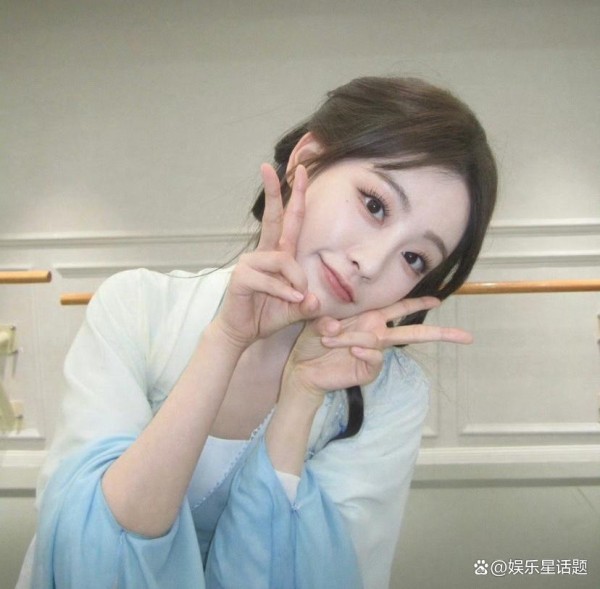 直播意外！祝绪丹节目中真情流露，周杰伦话题为何再引争议？