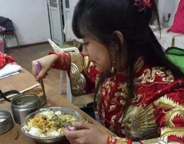明星们的工作餐对比，看完贾乃亮让人心疼！