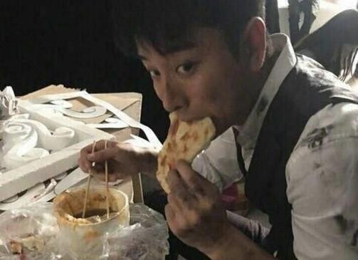 明星们的工作餐对比，看完贾乃亮让人心疼！