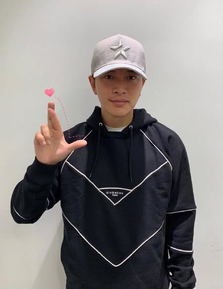 贾乃亮宣传公益晒自拍，专属独特的L型比心方式却亮了