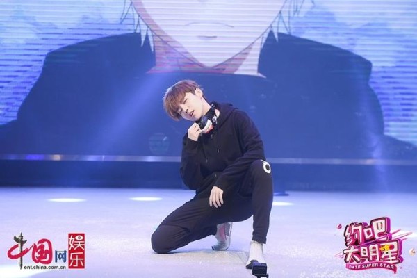鹿晗《敢》舞台首秀 李晨变身"全世界最壮海贼王"