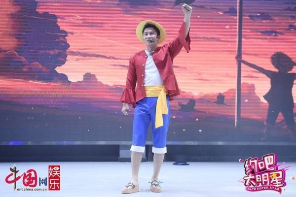 鹿晗《敢》舞台首秀 李晨变身"全世界最壮海贼王"
