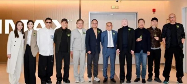 英皇北京开业，业界大佬来站台，成龙一头白发老年斑，谢霆锋帅气