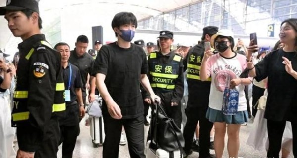国羽回国无人接机 国乒赵心童被围堵 体育明星人气差距大