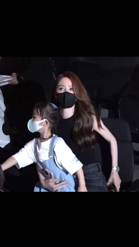 林峯红馆演唱会，妻子张馨月带女儿现身支持，女儿好可爱啊！