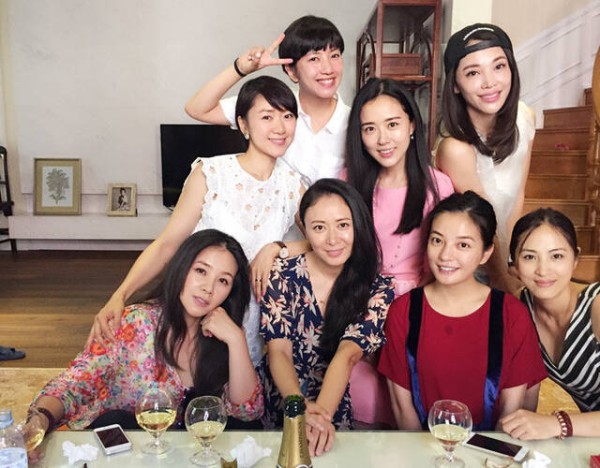 2015年7月4日，演员何琳发布了一组北京电影学院96班同学聚会，并写道：“昨晚好久未入眠，小鸡冻哦！在超堵的周末四小时两次往返于薇家，因为爱你们！薇家的烧烤和亲自下厨的菜泡饭，没喝也是醉了！十九年，弹指一挥间！在我心中，永远青春美丽！这里要批评恒姐（张恒），鬼脸照片都那么美，看看薇姐（赵薇），用绳命扭曲出的表情多么给力！”画面中，赵薇、颜丹晨、张恒等96班明星同学坐在一起聚餐吃烧烤，看过去十分热闹。