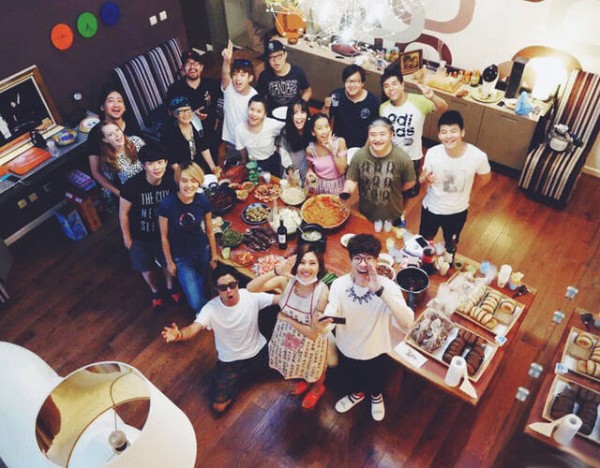 2015年6月2日，吉克隽逸晒出一组在刘欢家庆祝六一的照片。画面中，吉克隽逸、李行亮等“好声音”小伙伴一起在导师刘欢家享受美食，更一起弹琴演奏，欢庆六一。不愧是豪宅，刘欢的餐厅堪比客厅，超长的餐桌足以满足20个人同时用餐，餐桌和木地板都是深棕色的实木材质，看起来比较沉稳。墙面的颜色采用了葡萄紫，看起来深沉而富有艺术感。