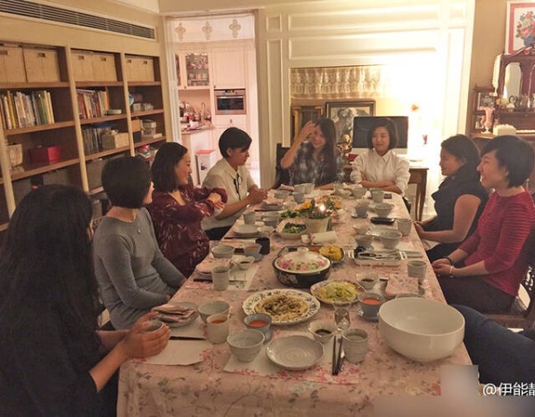 2015年10月27日晚，伊能静在微博晒出一组家中宴请友人的照片，无意间也将自家豪宅内景曝光。照片中，伊能静家中长条餐桌上铺着粉色碎花台布，餐巾也是同款花色，家具、餐具都古色古香颇具艺术气质。网友见照纷纷评论：“你家好温馨”“喜欢这种装修风格”“静姐家的餐桌好漂亮”。