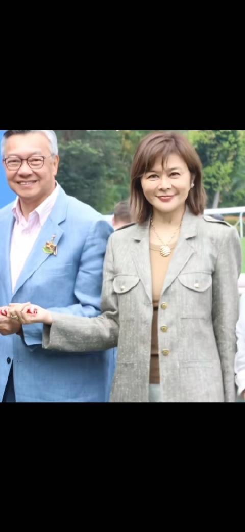关之琳现身马场活动,笑容甜美气质优雅