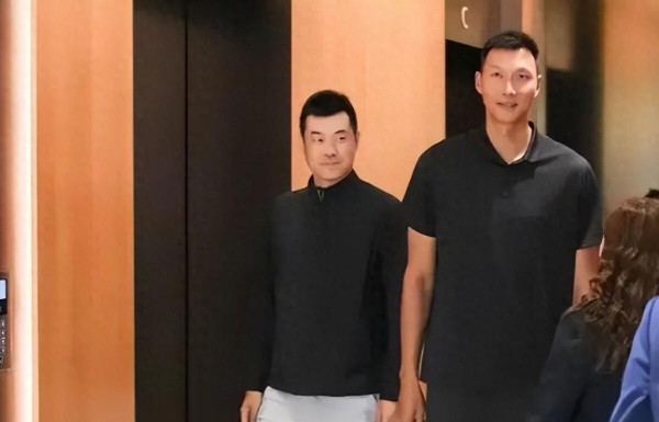 嫖娼风波后明显消瘦！易建联气色大变，在签约现场仿佛换了个人