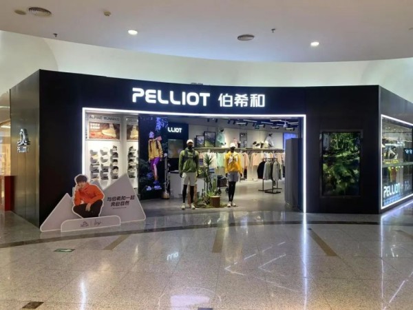 开在始祖鸟对面的户外品牌，一件冲锋衣卖400？