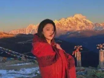 37岁张馨予登6000米雪山，红衣飘逸配金山绝美，网友直呼：黑转粉