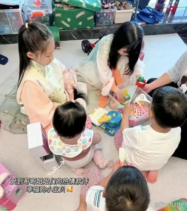陈家四口相貌神同步，儿媳孙女惊艳亮相，一家之美成网红热议焦点