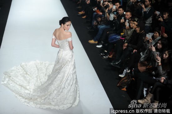 刘雨欣身着露肩婚纱礼服压轴缔玟婚纱秀