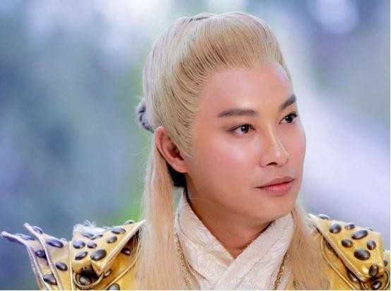 曾是歌手的他转型做起了演员，出演的都是配角，却比主角还要抢眼