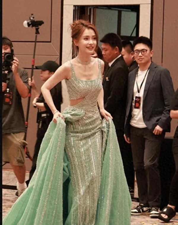 杨颖澳门活动绿裙造型