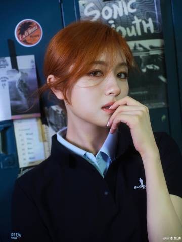 李兰迪轻咬手指。