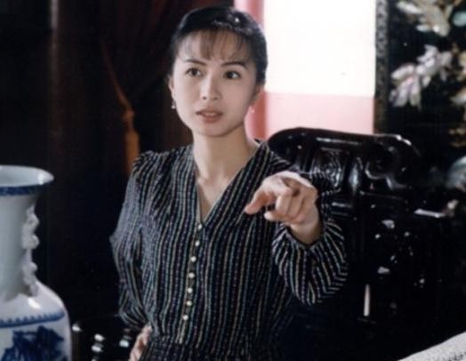 演音乐剧成名，31岁开始拍戏，却烧炭自杀两天后才被发现，年仅44岁