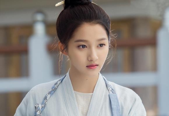穿古装的女明星，关晓彤帅气，刘诗诗端庄,看到热巴后:不愧是女神
