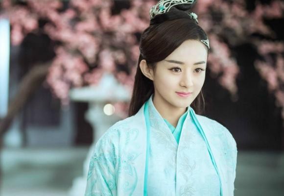 穿古装的女明星，关晓彤帅气，刘诗诗端庄,看到热巴后:不愧是女神