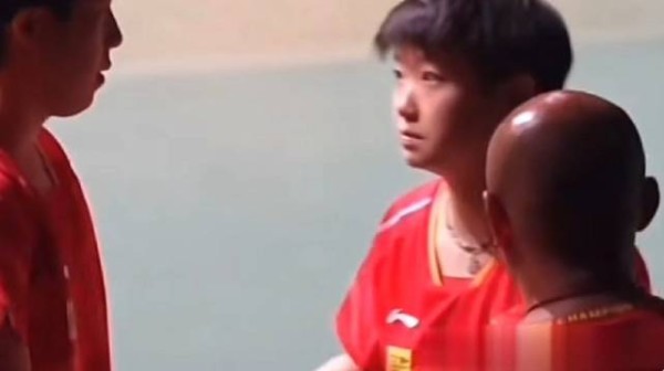 莎莎欲整理头哥呆毛及时收手，大头忘拿毛巾获妹宝提醒