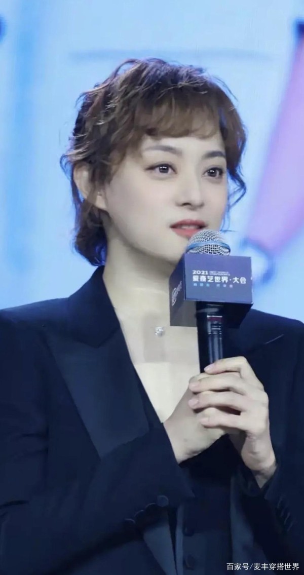 孙俪现身新剧发布会，深v打底配短款西服套装，新发型突破自我
