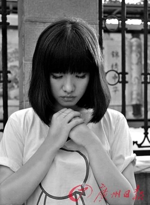 “花儿”选手莫龙丹为灾区祈福