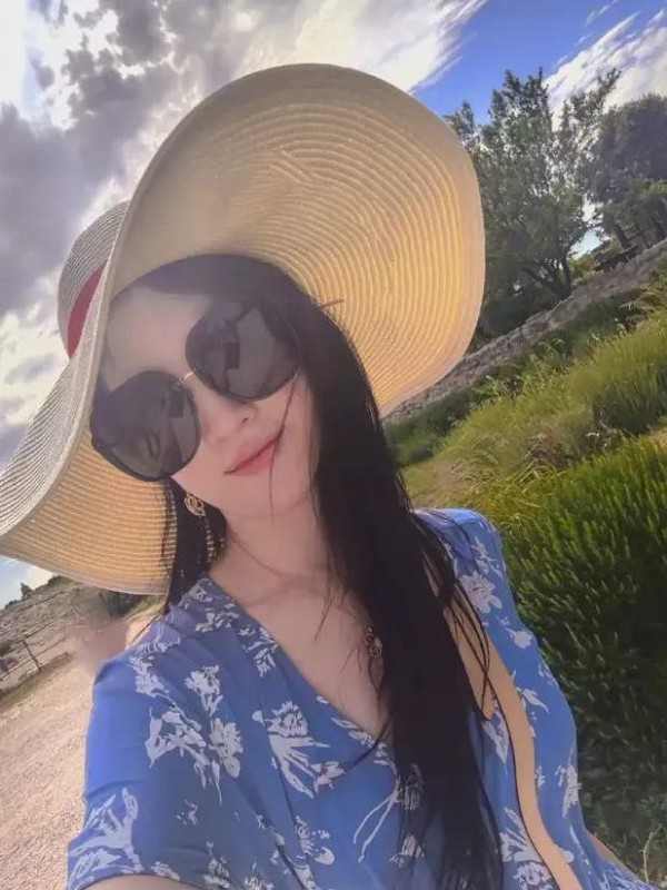 刘亦菲蓝色碎花裙太美了，素颜拍照气质逆天，网友为何全炸了？