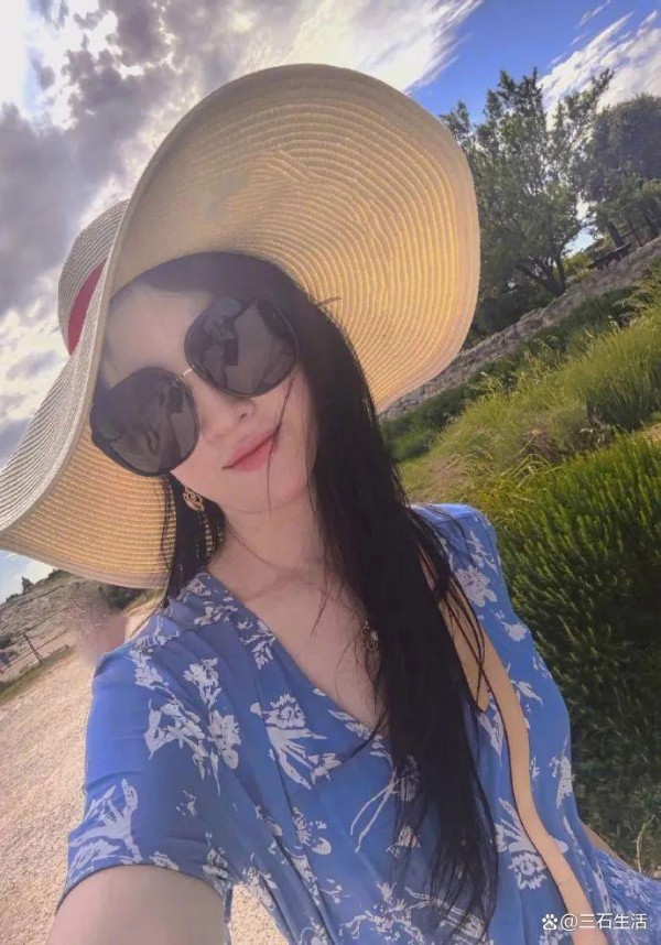 37岁刘亦菲罕晒纯素颜照，五官毫无瑕疵，穿蓝色碎花裙美得好轻松