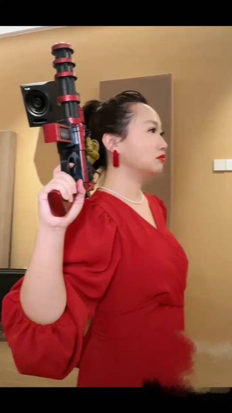 麦琳拍了新年开工视频，还用了《再见爱人》里很多经典皮肤！