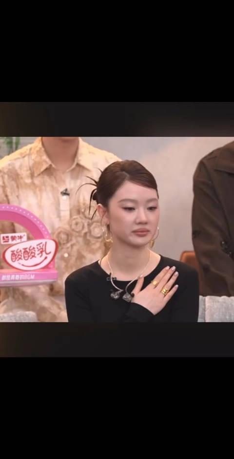 歌手直播里当GAI唱的时候依纯一直都是手摸着心那边…她在想什么？
