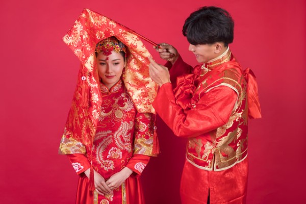 【中式婚礼流程】怎么选择合适的中式婚礼主持人 中式婚礼礼服款式