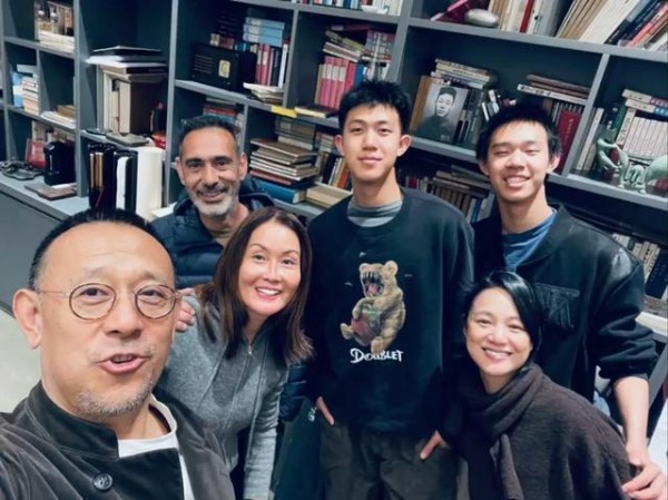 姜文周韵一家最新同框照！俩儿子罕露正面，身高惊人，长相都随爸