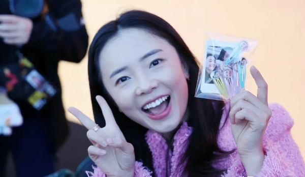 shun63208605348：球员见面会：24岁钱天一艳压群芳，美爆！田志希可爱，陈幸同低调
中国大满贯赛事期间，球员见面会成为一场别开生面盛事，吸引无数球迷目光，每日下午6点，乒乓球明星们相聚大满贯公园，展现出与赛场截然不同一面，球迷们期待着与偶像近距离接触，分享彼此热情与喜悦
钱天一无疑是此次活动璀璨明珠，她到来让现场气氛瞬间变得热烈起来，她笑容如春风般温暖，瞬间融化所有距离，许多球迷表示，...
