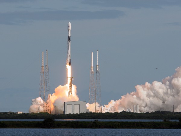 SpaceX公司一次发射数十颗卫星可能导致轨道交通堵塞