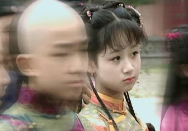杨紫15岁旧照公开，看了她的素颜，谁还笑她“芭比脸”？