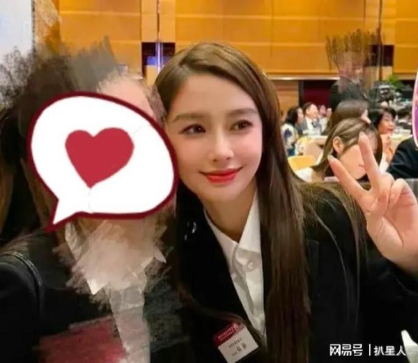 baby变公务员强势回归!以公益慈善副主任身份参加香港典礼,美翻了