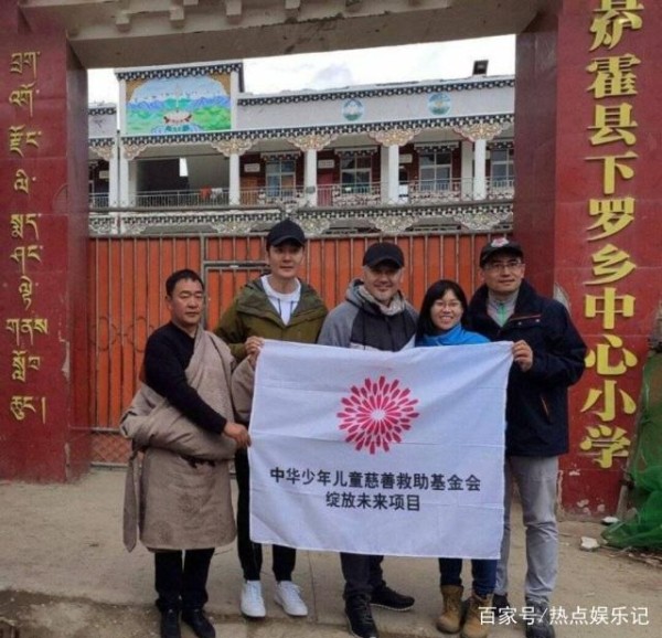 吴秀波低调现身做公益，全程带着温暖的笑容与小朋友互动