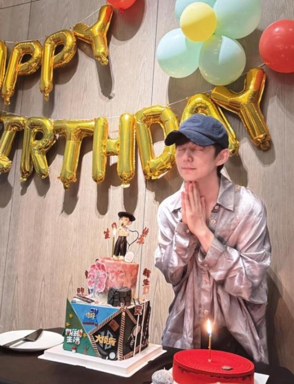 何炅过51岁生日 与男网红亲密合影 好友齐聚庆生现场