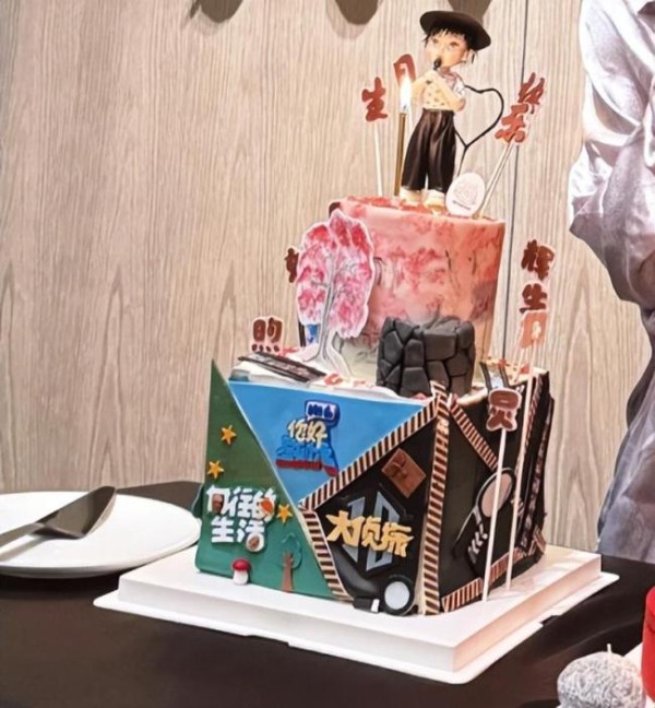 何炅过51岁生日 与男网红亲密合影 好友齐聚庆生现场