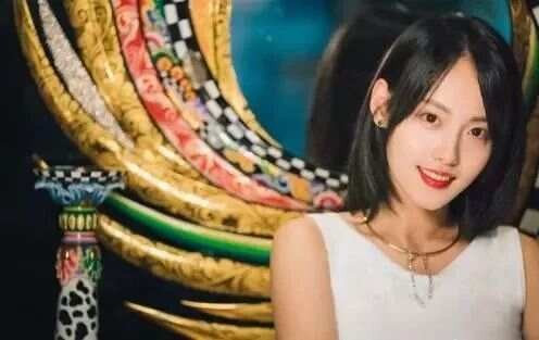 【明星苑】张嘉倪生日收获超大玫瑰花束，怀二胎身形仍纤瘦，还晒出了与老公合影