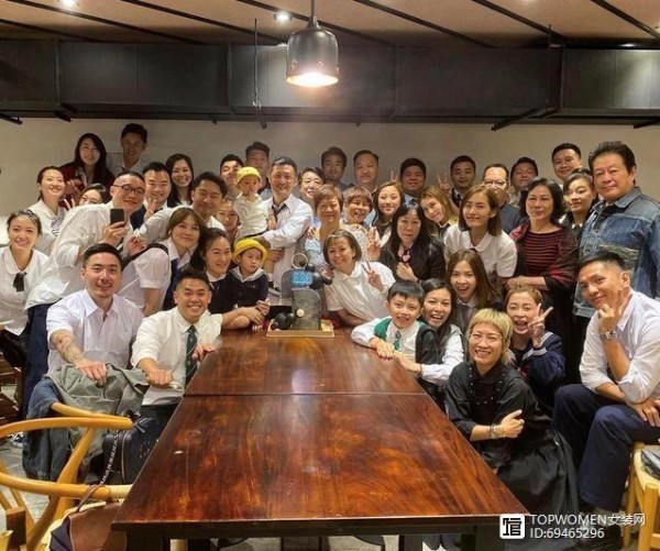 余文乐提前过38岁生日，晒出儿子正面太有爱，盘点明星们亲子装
