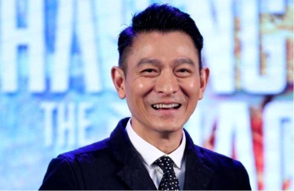 军大衣现象与明星光辉：刘德华在时尚与艺术的交汇点