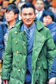 刘德华军大衣走红毯潮爆全场 网友：人靠长相