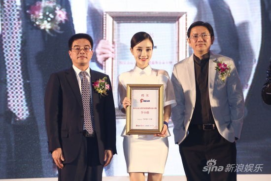 李小璐从南都报系总经理陈朝华处接过聘书