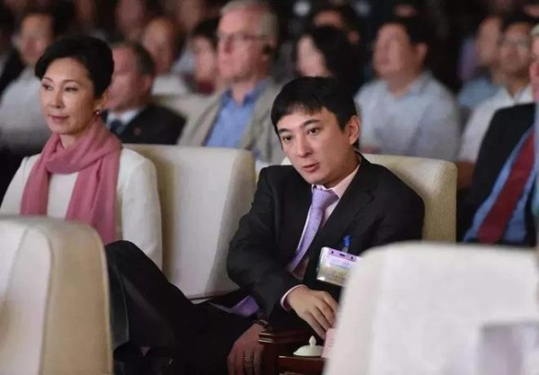 王思聪罕见陪亲妈出席活动！母子同框亮相，王思聪坐姿慵懒惹争议