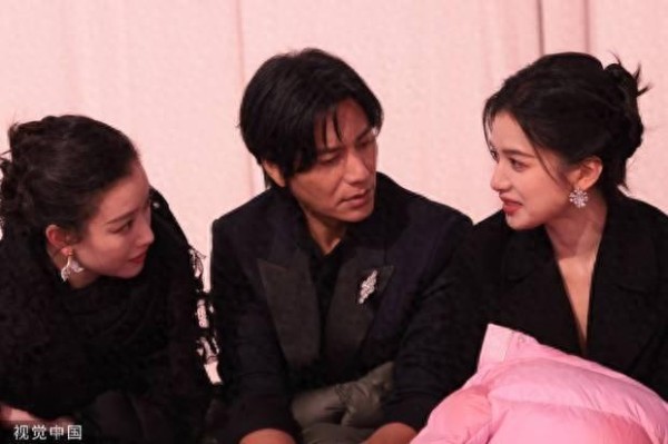 陈坤倪妮张婧仪同框亮相，三人在台下热聊氛围融洽